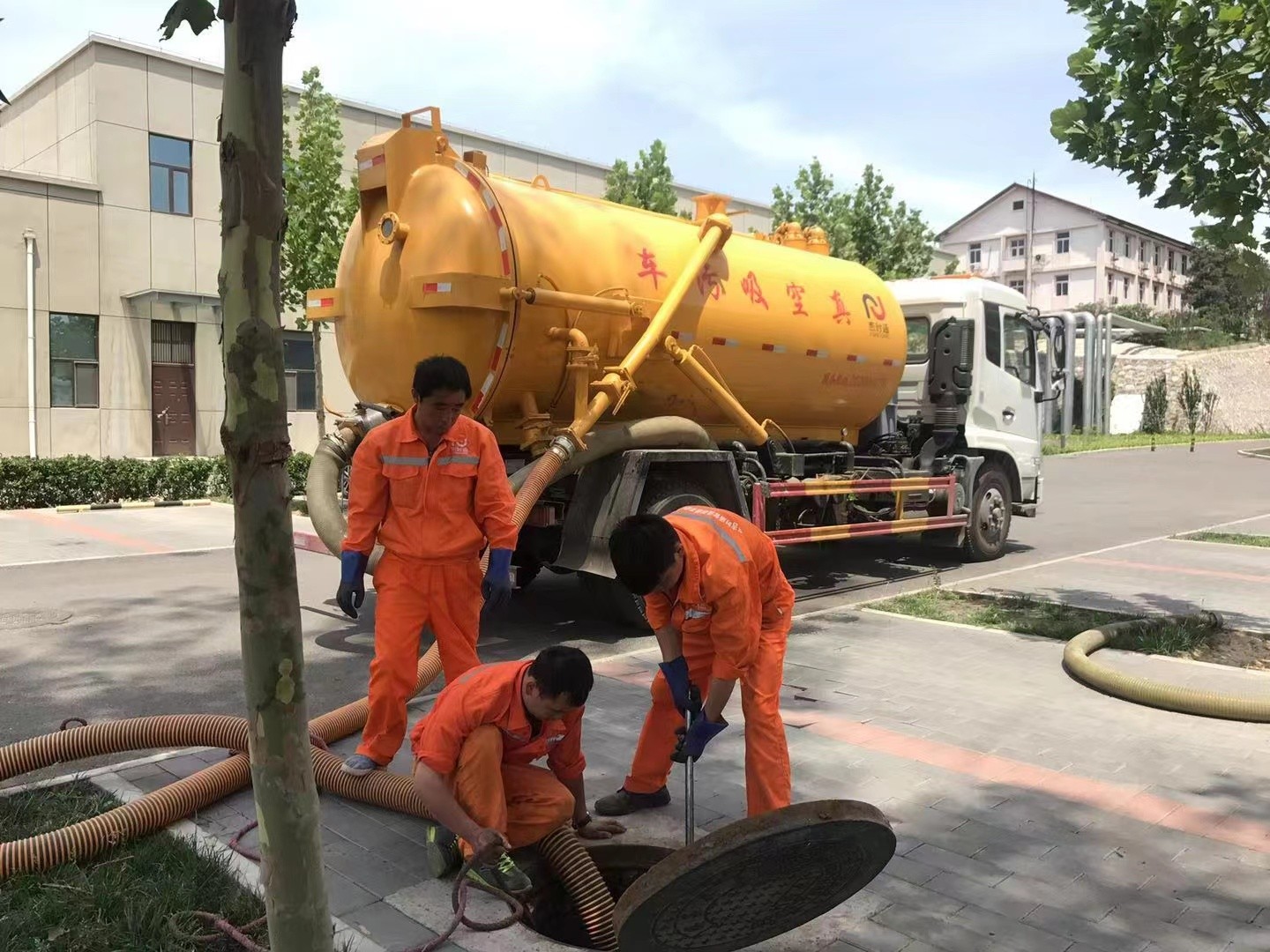 涧西管道疏通车停在窨井附近