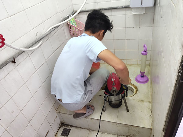 涧西管道堵塞冒臭气 专业师傅现场解决问题