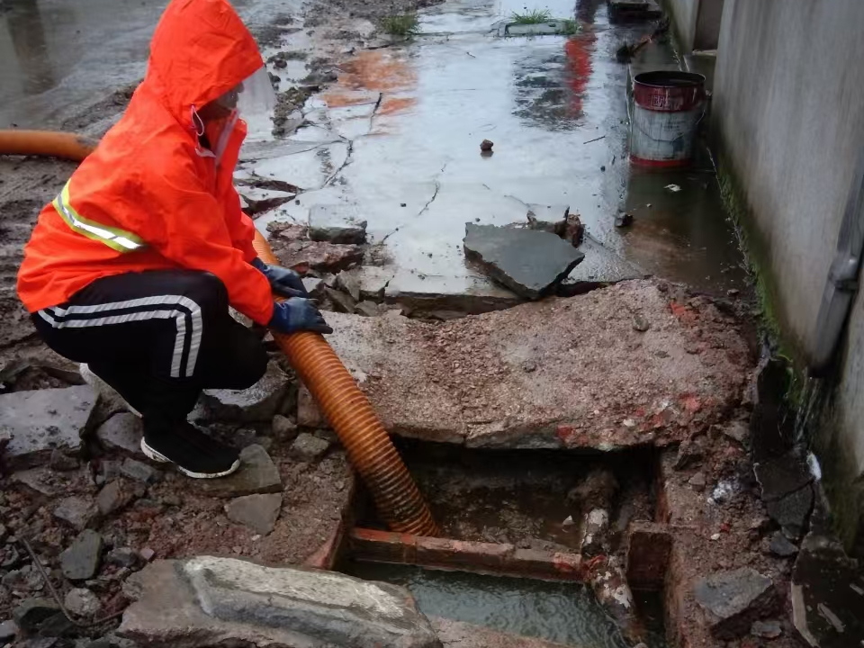 涧西专业清理污水池 炜誉市政以规范流程守护城市 “肠道”