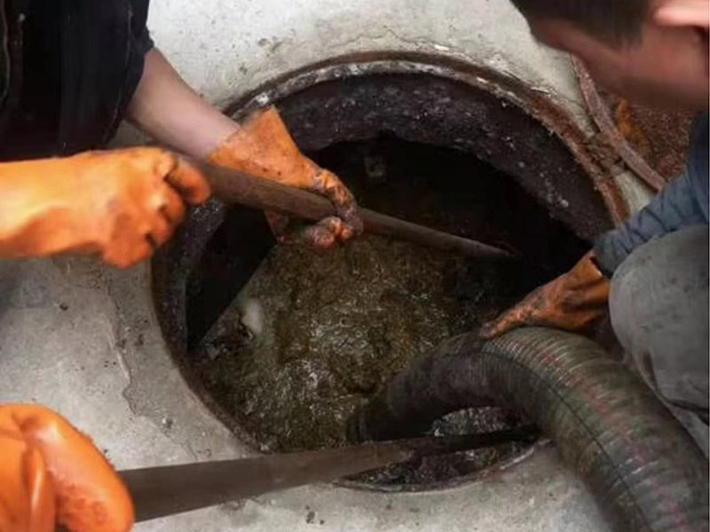 涧西清理化粪池时如何避免沼气的危害？